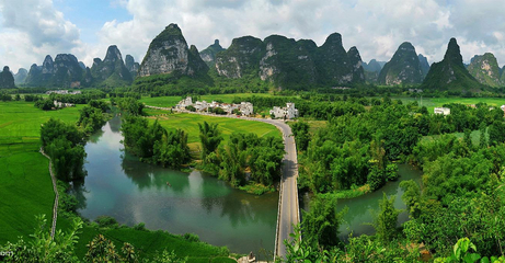 竹筏漂游，山水入畫——廣西明仕田園竹排游體驗